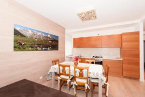 a kitchen and dining room with a table and chairs at Casa Gatta 2-3 Camere, 1 o 2 Bagni in Madonna di Campiglio