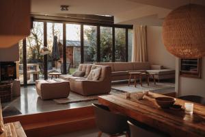 a living room with a couch and a table at Dutchen Park Duynzoom in De Koog