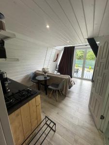 a kitchen and living room with a table in a room at Black Pepper in Yaremche