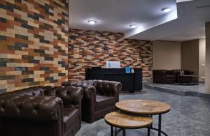 ein Wartezimmer mit Ledermöbeln und einem Tisch in der Unterkunft Sheldon Hotel in Yerevan