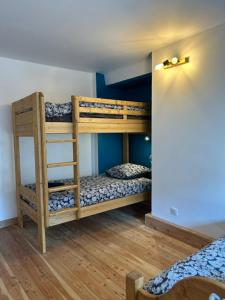 a room with two bunk beds in a room at Chambres d'hôtes de l'encabanée in Saint-Paul