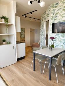 a kitchen and living room with a table and chairs at Residenza Sant'Antonio - Sottomarina in Sottomarina