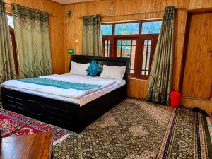 a bedroom with a large bed in a room at Alpine Hub Gurez in Wāmpor +8 photos