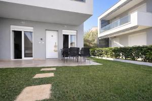 a house with a lawn in front of it at Eliza Meraki in Ofrínion +3 photos