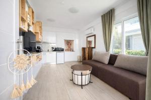 a living room with a couch and a kitchen at Eliza Meraki in Ofrínion