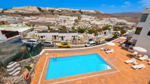 a large swimming pool on top of a building at Propiedad San Salvador in Mogán