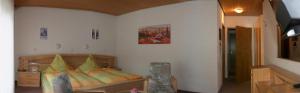 a bedroom with a bed in a room at Ferienweingut Haus Christa in Briedern