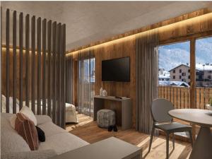 salon z kanapą i telewizorem w obiekcie Hotel Larice w Livigno