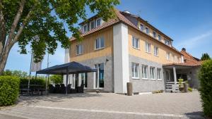 a building with an umbrella in front of it at Hotel Leitner in Kaufbeuren