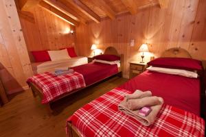 a room with two beds in a cabin at Riders Refuge - Chalet Eterle in Morzine