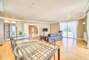 a living room with a glass table and chairs at Ver Venir, acogedoras habitaciones con piscina in Garínoain