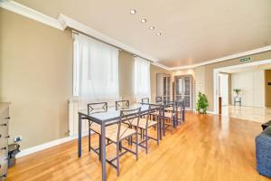 a dining room with a table and chairs at Ver Venir, acogedoras habitaciones con piscina in Garínoain