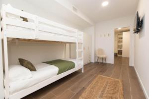 a bedroom with two bunk beds in a room at Xena Abeto by BeValle in Panticosa