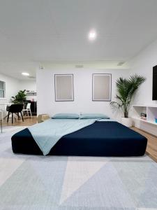 a bedroom with a large bed in a room at Tropical Luxe Villa-Near Airport, Minutes to Lido key beach, Downtown and Dining in Sarasota +32 photos