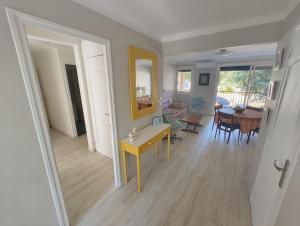 a living room with a table and a dining room at T4 proche de la plage & du centre in LʼÎle-Rousse +2 photos
