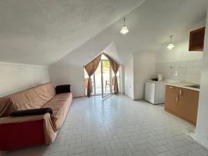 a living room with a couch and a kitchen at Double Comfort Marmaris in Marmaris