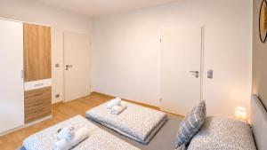a bedroom with two beds with towels on them at Gartenparadies mit Rheinblick in Urbar in Urbar