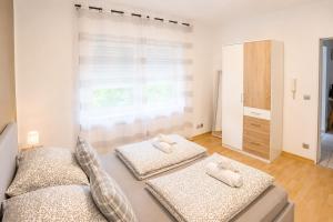 a bedroom with two beds and a window at Gartenparadies mit Rheinblick in Urbar in Urbar
