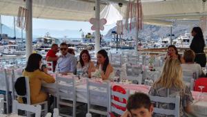 Επισκέπτες που μένουν στο To Spitaki House