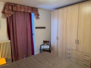 ein Schlafzimmer mit einem Bett und einer Kommode in der Unterkunft Maison Biula in Cerise