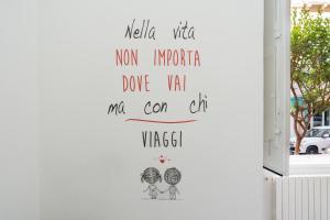 a sign on a door with the words mum importa love van and coch at Sogno Di Mezzanotte in Taranto
