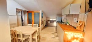 a small kitchen with a table and a dining room at Casa di Giò in Capracotta