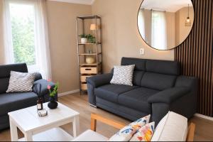 a living room with a couch and a mirror at Weidezicht in Ermelo