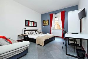 ローマにあるCozy Apartment Fabia 300 mt from Colosseumのベッドルーム1室(ベッド1台、ソファ、テーブル付)
