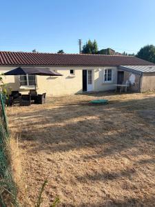a house with a picnic table and a frisbee at Le clos du landreau in Saint-Père-en-Retz