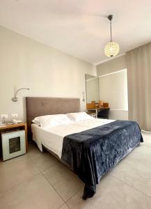 ein Schlafzimmer mit einem großen Bett und einem Spiegel in der Unterkunft Itria Modica in Modica