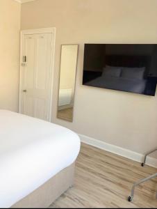 a bedroom with a bed and a mirror at Central Room to Rent in Plymouth