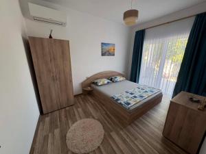 ein Schlafzimmer mit einem Bett und einem großen Fenster in der Unterkunft Villa ASTERA in Pefkari