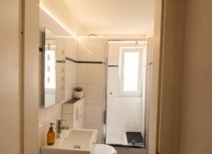 a bathroom with a shower and a sink and a toilet at COMFY Gemütliche Unterkunft 013 in Ditzingen