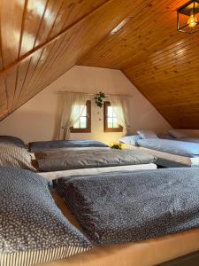 a group of four beds in a attic at Kokodáák in Troskotovice