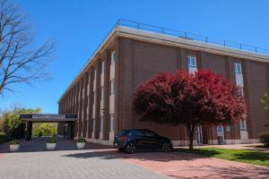 a black car parked in front of a brick building at Crisol Leganés in Leganés