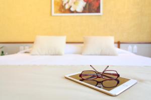 a tray with a pair of glasses on a bed at Mengo Palace Hotel in Rio de Janeiro