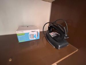 a mouse and a box on a table at BECO 6 house in Petrópolis
