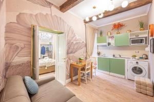 a small apartment with a kitchen and a living room at MInerva Pantheon Suites in Rome