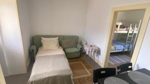 a small room with a bed and a mirror at Relaxing House in Lever