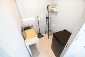 a small room with a table and a lamp at Escale au marais in Bouin