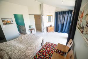 a bedroom with a bed and a rug in a room at Escale au marais in Bouin