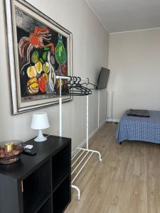 a room with a painting and a table with a lamp at Camera Deluxe in favoloso attico vista mare in Rimini