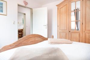 a bedroom with a bed with a wooden closet at Wiesenweg W10 in Laboe