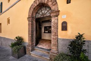 an entrance to a building with an archway at Palazzo Lucchini in Montalcino
