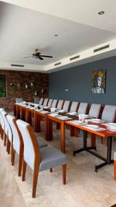 a conference room with a long table and chairs at Grann Hotel in Ciudad Valles