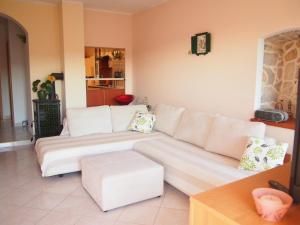 - un salon avec un canapé blanc et un tabouret dans l'établissement Holiday Home Oliva, à Bilice