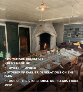 ein Zimmer mit Kamin und ein Esszimmer mit Tisch in der Unterkunft Sevletunet B&B and Cabins in Rødberg