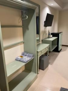 a room with a sink and a desk and a mirror at Tuek Khiaw Samui Hotel in Bophut