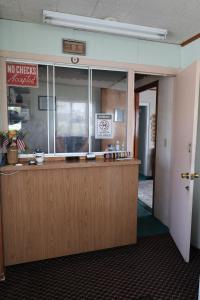 a fast food restaurant with a counter in a room at Starlite Motel in Heath