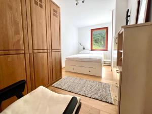 เตียงในห้องที่ Panoramic Forest Chalet Bled Lake and Castle View
